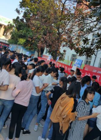 南昌向遠(yuǎn)軌道技術(shù)學(xué)校2016年社團(tuán)納新活動順利舉行