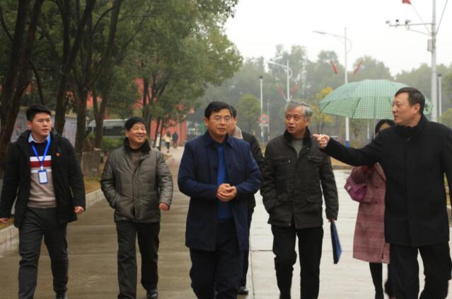 南昌市財(cái)政局、教育局領(lǐng)導(dǎo)干部一行蒞臨南昌向遠(yuǎn)鐵路學(xué)校檢查指導(dǎo)工作！