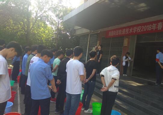 南昌軌道學(xué)校機(jī)車系開展“安全校園，從我做起” 系列志愿服務(wù)活動