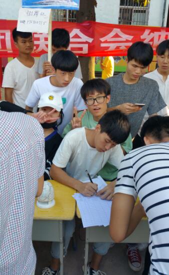 南昌向遠(yuǎn)軌道技術(shù)學(xué)校2016年社團(tuán)納新活動順利舉行
