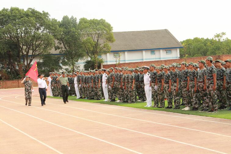南昌向遠(yuǎn)軌道學(xué)校2018級(jí)新生開(kāi)學(xué)典禮暨軍訓(xùn)匯演表彰大會(huì)隆重舉行