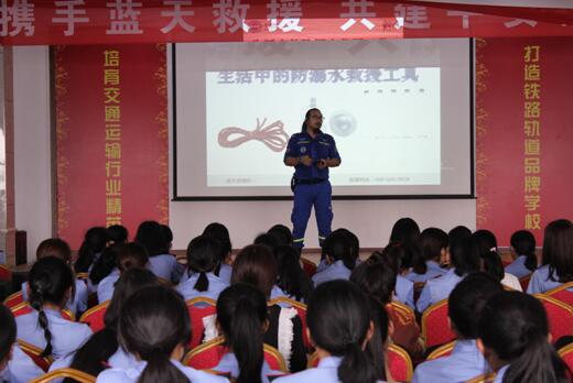 南昌向遠軌道技術(shù)學(xué)校樂化校區(qū)聯(lián)合南昌藍天救援隊開展防溺水安全知識講座