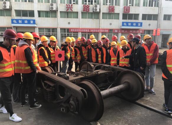 南昌向遠軌道技術(shù)學校組織學生赴南昌南車輛段等單位開展實地觀摩及實訓教學活動