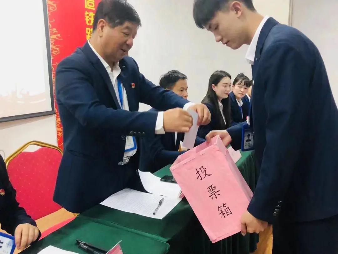 南昌向遠(yuǎn)軌道技術(shù)學(xué)校第一次學(xué)生代表大會(huì)順利召開！