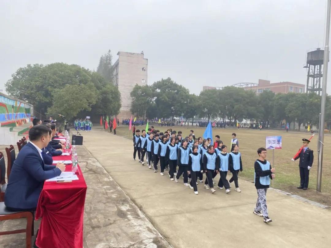 南昌向遠(yuǎn)軌道技術(shù)學(xué)校第六屆趣味運(yùn)動會順利開幕