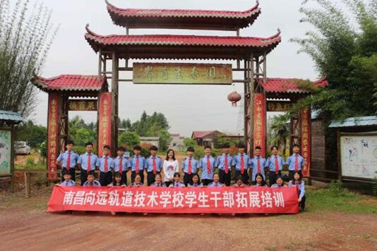 “凝聚青春力量，展現(xiàn)五月風(fēng)采，鑄就向遠(yuǎn)品牌”---校團(tuán)委五月系列活動(dòng)