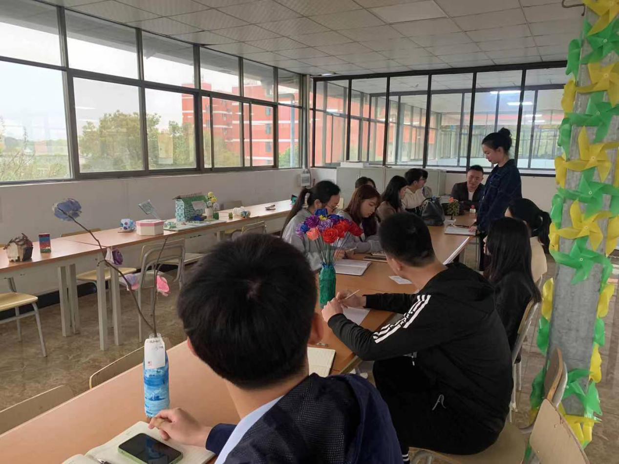 南昌向遠軌道技術(shù)學(xué)校召開新學(xué)期社團指導(dǎo)老師會議