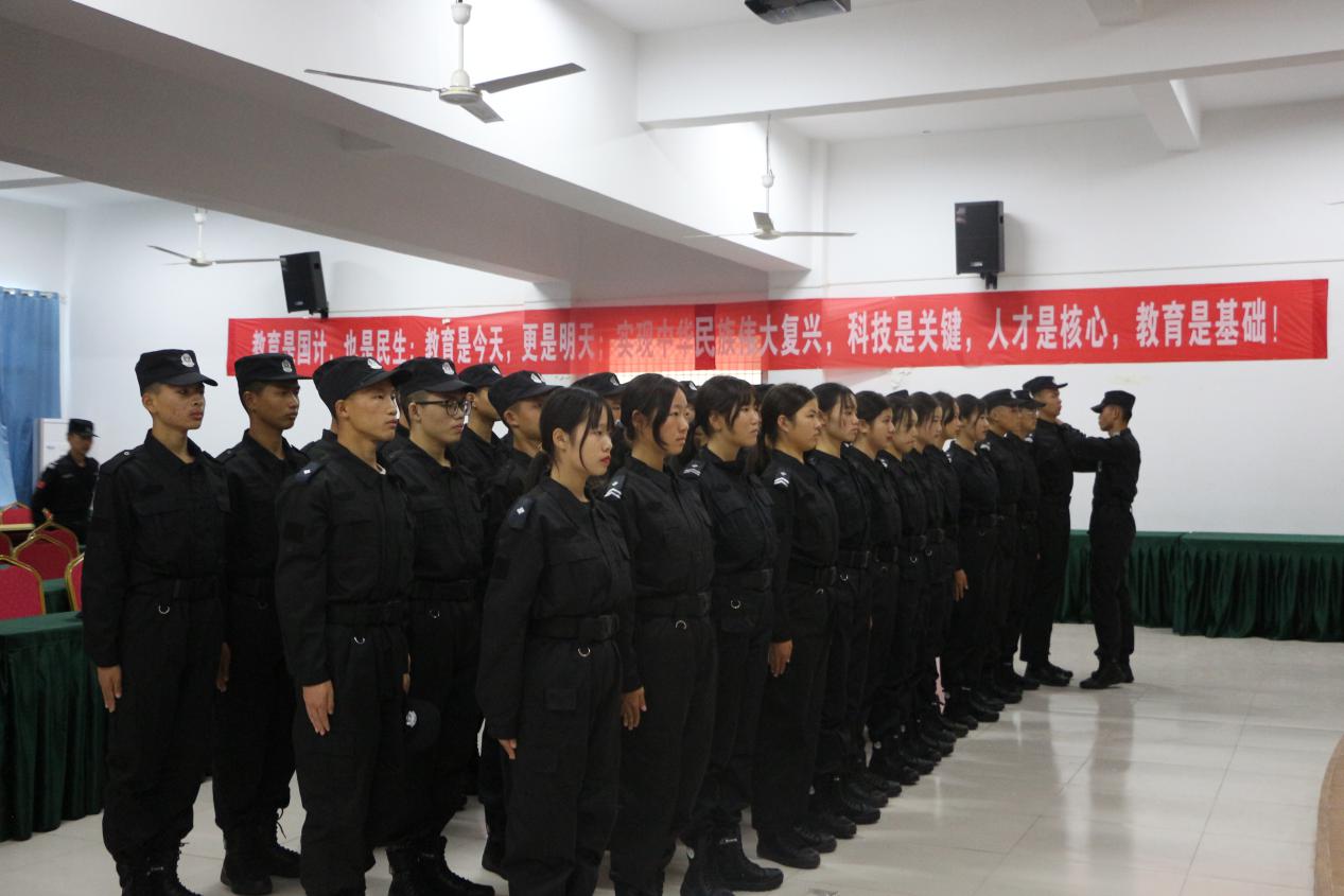 南昌向遠軌道技術(shù)學校樂化校區(qū)校衛(wèi)隊隆重舉行2019級新隊員入隊儀式