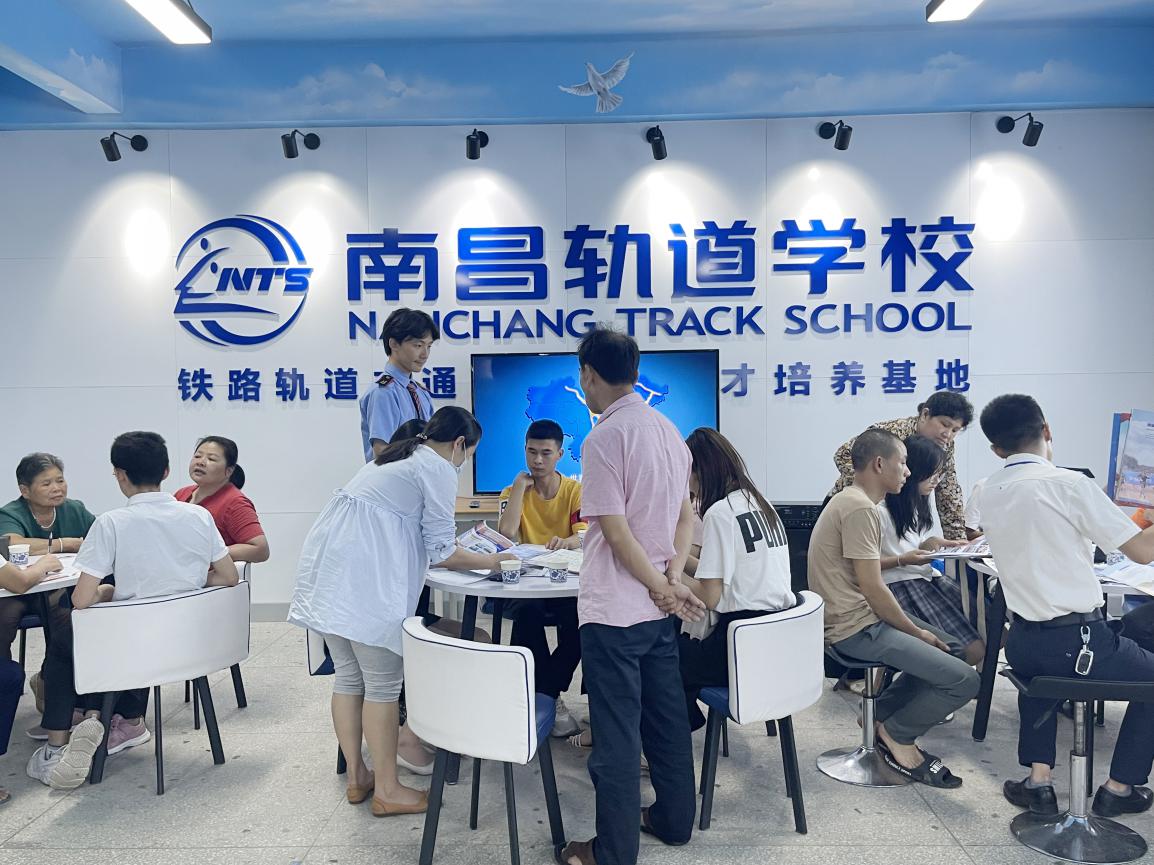 讀職校也精彩-南昌向遠(yuǎn)軌道技術(shù)學(xué)校2021秋新生報(bào)名火爆來(lái)襲！