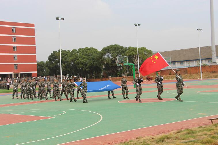 南昌向遠(yuǎn)軌道學(xué)校2018級(jí)新生開(kāi)學(xué)典禮暨軍訓(xùn)匯演表彰大會(huì)隆重舉行