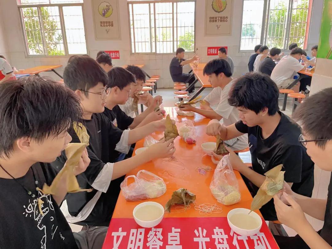 感受傳統(tǒng)文化，弘揚(yáng)愛國(guó)精神 南昌向遠(yuǎn)軌道技術(shù)學(xué)校開展端午節(jié)系列活動(dòng)