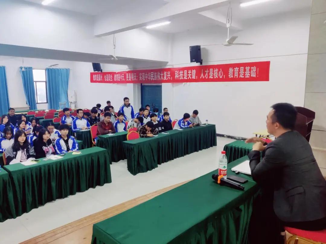 懂規(guī)矩、明責(zé)任、助成長——南昌向遠軌道技術(shù)學(xué)校組織全年級寢室長進行培訓(xùn)