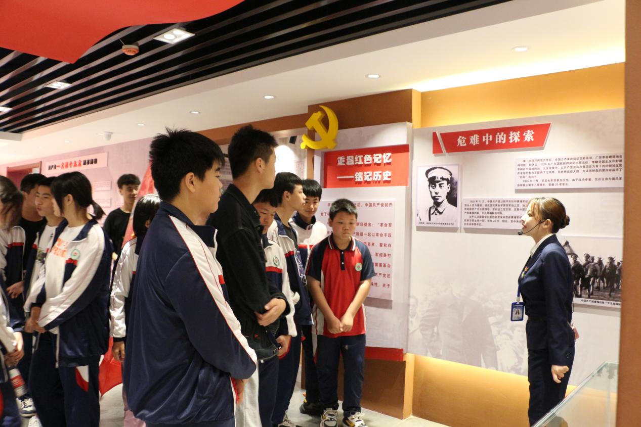 向遠(yuǎn)軌道技術(shù)學(xué)校熱烈歡迎南昌市各初級中學(xué)師生來我校參與“職教體驗”活動