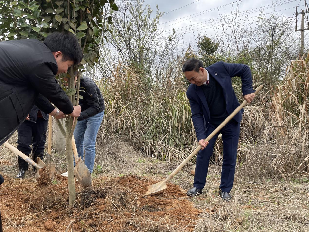 南昌向遠軌道技術(shù)學校助力植樹節(jié)，彰顯向遠力量