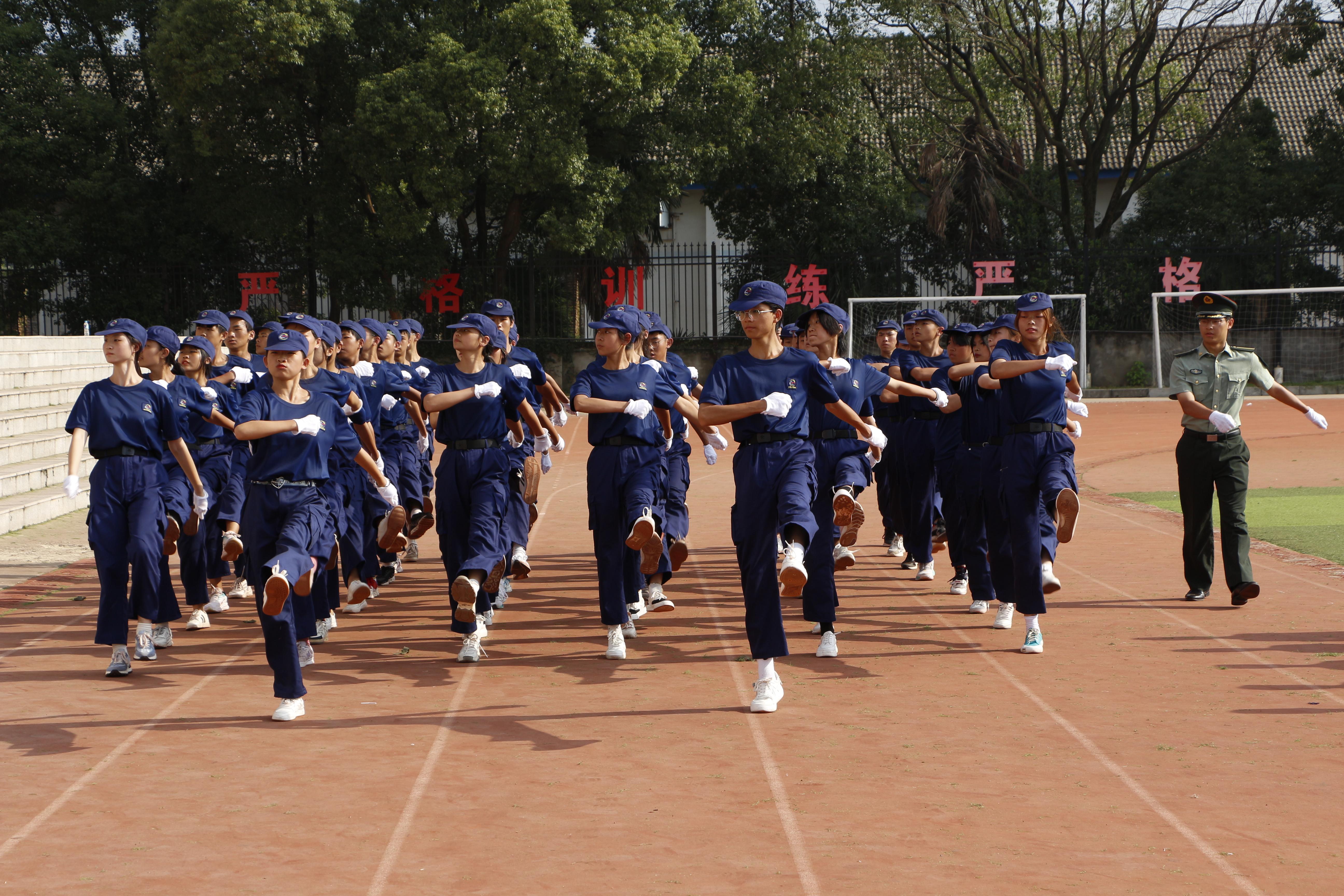 南昌向遠(yuǎn)軌道技術(shù)學(xué)校2021年秋季新生入學(xué)教育成果展示暨總結(jié)表彰大會隆重舉行