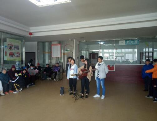 南昌向遠(yuǎn)軌道技術(shù)學(xué)校青年志愿者協(xié)會(huì)為南昌永康護(hù)理院老人送溫暖