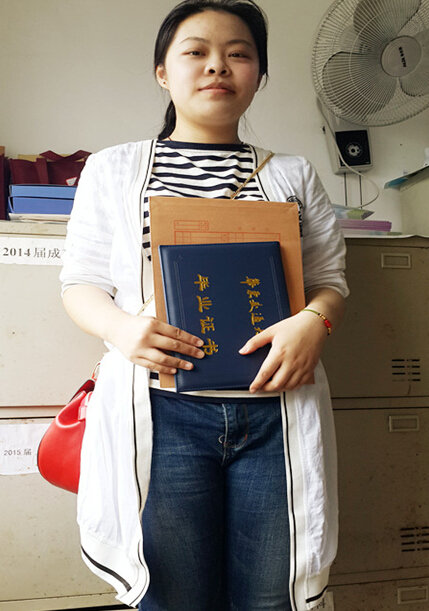 南昌向遠軌道技術(shù)學校函授站學生激動領(lǐng)取華東交通大學畢業(yè)證書