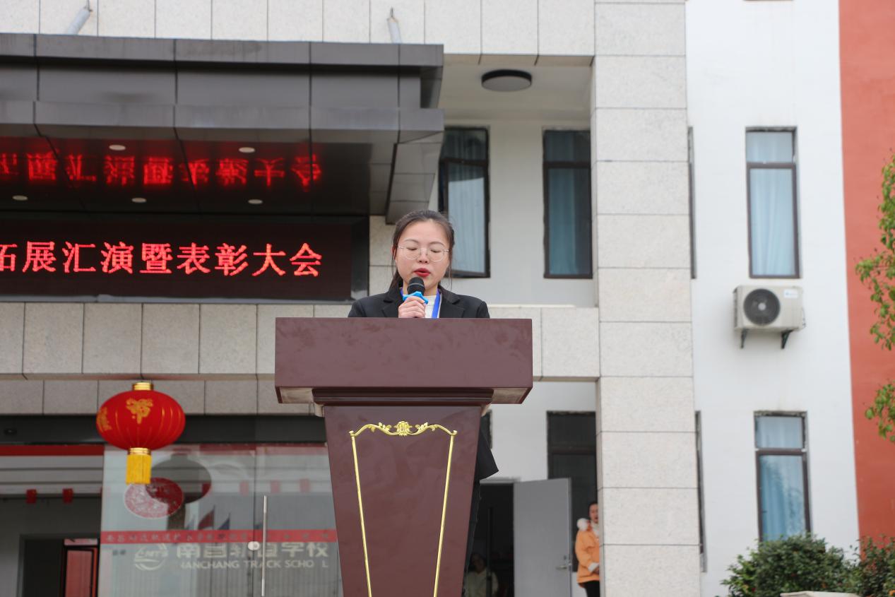 南昌向遠(yuǎn)軌道技術(shù)學(xué)校2021級(jí)春季新生素質(zhì)拓展匯演暨總結(jié)表彰大會(huì)隆重舉行